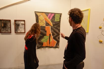 Remota Galería, de Salta, vuelve a arteBA gracias a las becas Mica. Vendieron a Malba obra textil de Claudia Alarcón, artista indígena. El año pasado mereció un Premio en Obra para esa misma artista.