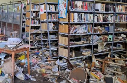 Remover el mobiliario, limpiar y reconstruir la biblioteca: las tareas que se encaran con la ayuda de los vecinos