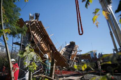 Remueven la estructura que se derrumbó sobre las vías del tren San Martin