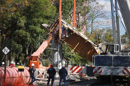 Remueven la estructura que se derrumbó sobre las vías del tren San Martin