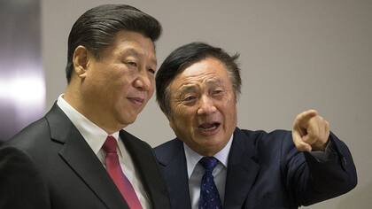 Ren, en esta imagen junto al presidente chino, Xi Jinping, negó haber recibido ninguna solicitud de espionaje por parte del gobierno de su país.