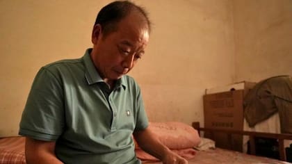 Ren Wenbing dice que "no tuvo más opción" que dejar a sus hijos con sus abuelos para ganarse la vida en Dongguan