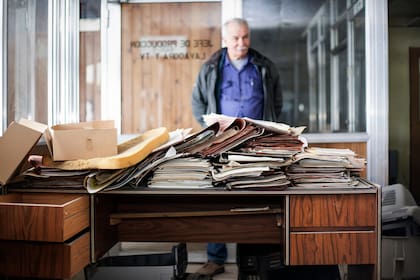 Jorge Arreseygor frente a su viejo escritorio