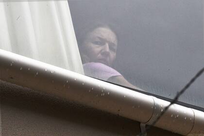 Renata Voracova, junto a una ventana en el centro de detención de inmigrantes del hotel Park en Melbourne