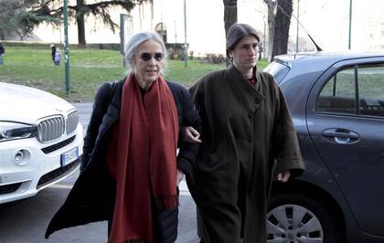 Renata y Carlota Eco, la viuda y la hija del escritor, ayer en la puerta de su casa