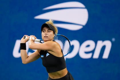 Renata Zarazúa devuelve ante Caroline Wozniacki durante la segunda ronda del Abierto de Estados Unidos, el jueves 29 de agosto de 2024, en Nueva York. (AP Foto/Frank Franklin II)