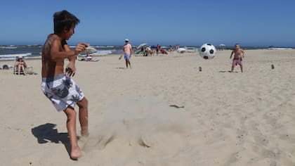 Renato, al arco, intenta evitar el gol