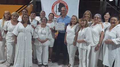 Renato junto a varias enfermeras