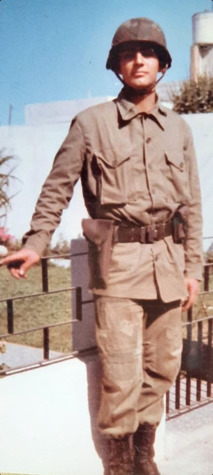 Renato Ruiz, con uniforme, durante el Servicio Militar Obligatorio