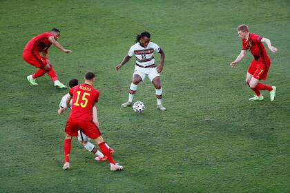 Renato Sanches rodeado por Kevin De Bruyne, Youri Tielemans y Thomas Meunier, durante el partido de Eurocopa que disputan Portugal y Bélgica.