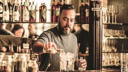 Renato “Tato” Giovannoni en la barra de Florería Atlántico, en Retiro