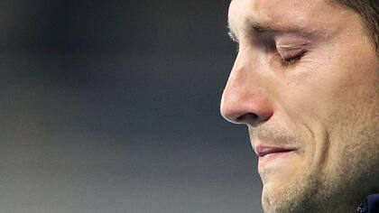 Renaud Lavillenie fue abucheado en la entrega de medallas y no pudo contener las lágrimas