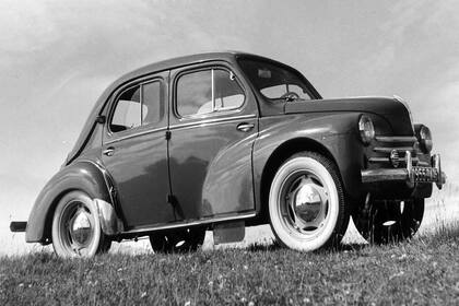Renault 4 CV 1948. Junto al Citroën 3 CV, el VW Beetle y otros, uno de los ejemplos de la puesta en marcha de la devastada industria europea tras la Segunda Guerra Mundial