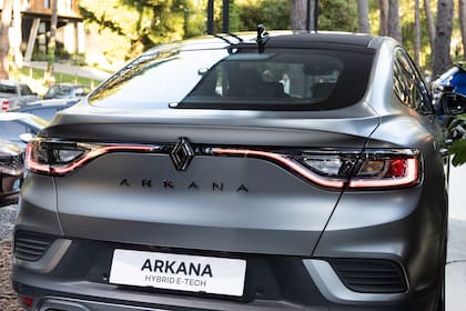 Renault Arkana Hybrid E-Tech ofrece una completa gama de tecnologías de seguridad, destacando 20 asistencias a la conducción (ADAS), un diseño crossover SUV coupé, interior premium con inspiración deportiva y un motor E-tech mild hybrid.
