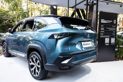 Renault Boreal incorpora hasta 24 sistemas avanzados de ayuda a la conducción, incluyendo frenado autónomo de emergencia, centrado de carril, reconocimiento de señales de tránsito y estacionamiento semiautónomo con visión 360°, garantizando máxima seguridad y confort en todo tipo de trayectos.