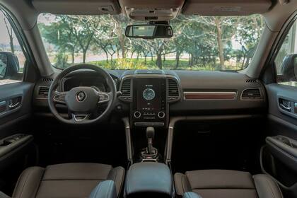 En el interior, el habitáculo suma algunos elementos para acentuar la elegancia como el vinilo que simula madera de roble en los paneles frontales y la puerta