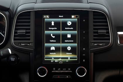 Ofrece cuatro estilos de tablero central, que pueden personalizarse, sobre una pantalla TFT color de 7’’, ambientación interior Led en 5 colores (verde, azul, amarillo, rojo y violeta) y ajuste de la temperatura del climatizador de dos zonas