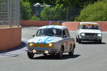 Renault x 2: el Dauphine de 1964 de Eduardo Panelli y Gustavo Ante y el 12 de 1973 de Ricardo Laino y Claudio Alzúa circulan por el autódromo de Potrero de los Funes, en los albores de la competencia.