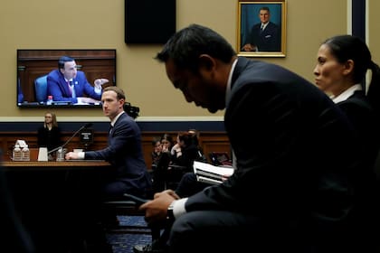 RENDIR CUENTAS. Mark Zuckerberg testifica en el Congreso norteamericano sobre el uso de datos de usuarios por parte de Facebook, en abril de 2018