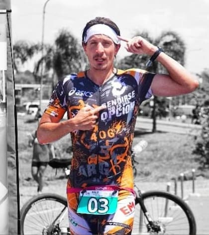 "Rendirse no es opción", dice Fernando Champomier a través del lema de su remera. El color naranja es el color que identifica a la Esclerosis Múltiple