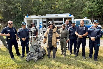 Rendón, atrás, se sumó a la Policía para mejorar la relación de la institución con la comunidad latina