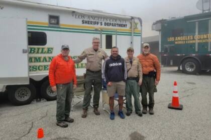 Rene Compean junto a los rescatistas del Departamento del Sheriff