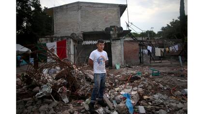 Rene Contreras, de 20 años, estudiante, sobre los escombros de su casa después del terremoto en Jojutla de Juárez,