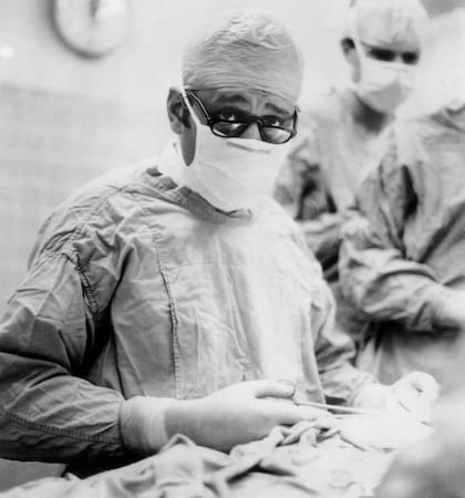 René Favaloro en el quirófano de la Cleveland Clinic, una de las pocas imágenes que lo muestran operando como parte del staff, poco antes de su regreso a la Argentina en 1971.