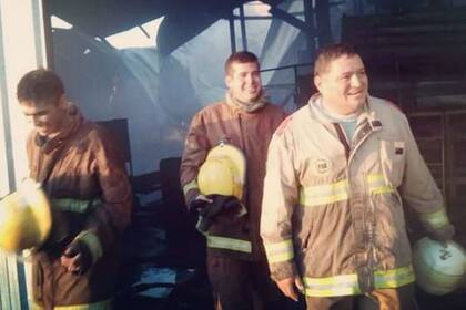 René Luna (a la derecha) es el coordinador de operaciones del Cuartel de Bomberos Voluntarios de Las Breñas, Chaco