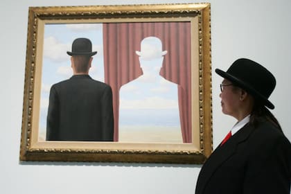 René Magritte se valió de la idea de los dobles para poner de cabeza las expectativas tradicionales