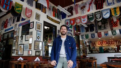 En marzo de 2006 se hizo cargo de la pizzería que fundaron su abuelo y su tío abuelo