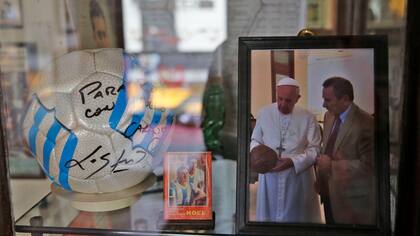 Con temática futbolera, La Guitarrita conserva su estilo