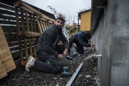 René Shaki Jensen, electricista y centrocampista de la selección masculina de fútbol de las Islas Feroe, trabajando en su empleo en Tórshavn