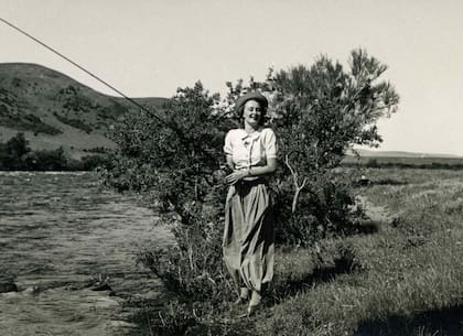 Renée Dickinson con su caña de pescar en Traful. 1946.