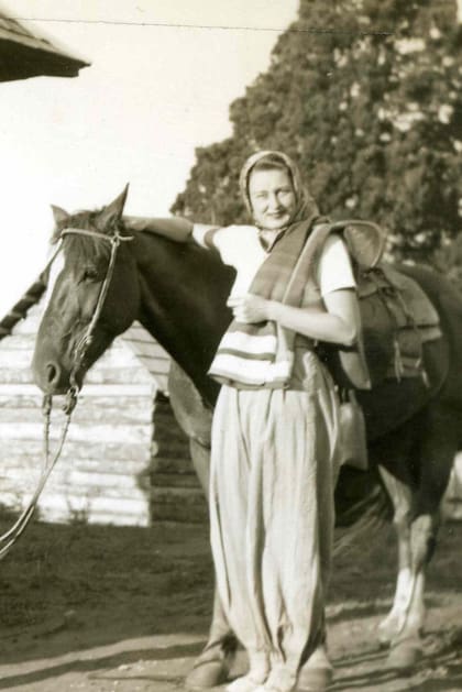 Renée Dickinson se prepara para una cabalgata allá por 1936.