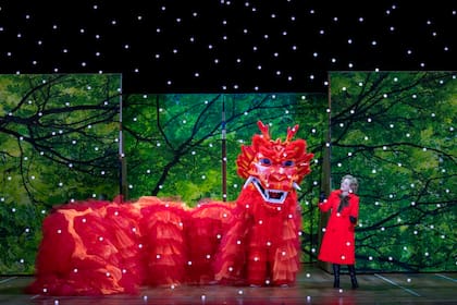 Renée Fleming como Pat Nixon, enfrenta el poderío de China