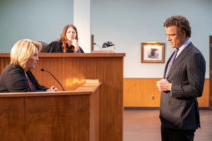 Renée Zellweger como Pam Hupp, Heather Magee como el juez Mennemeyer, y Josh Duhamel como Joel Schwartz -- (Foto por: Skip Bolen/NBC)