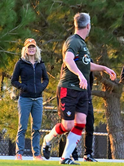 Renee Zellweger llevó a sus perros a un partido de fútbol en el que participaba su novio, Ant Anstead, en el condado de Orange, California. Muy entusiasmada, se mantuvo a un costado de la cancha y no dudó en alentar al conductor inglés
