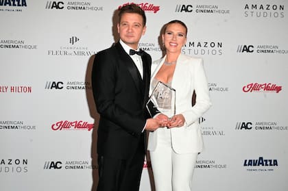 Renner y Johansson, juntos en 2021 en los premios American Cinematheque en Beverly Hills