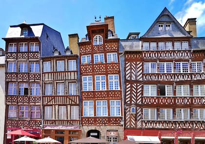 Rennes es conocida por sus casas medievales con fachada de entramado de madera y su gran catedral.