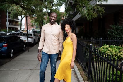 Rennes Toussaint y Olajide Keshinro, en el barrio de Queens. La pareja está buscando casa en Nueva Jersey