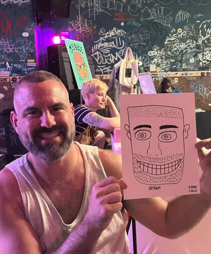 Reno nunca avisa en sus redes sociales cuándo dibujará en otros lugares, como cuando lo invitan a bares (Instagram/@terrible.portraits)