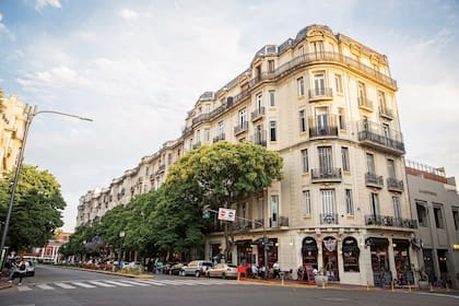 La cuadra de avenida Caseros que va desde Parque Lezama hasta Bolívar