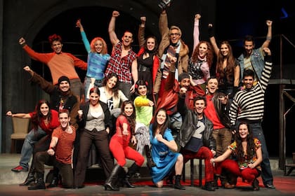 El elenco de la primera versión porteña de Rent, en 2008, en la Ciudad Cultural Konex