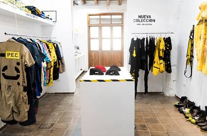 Renuevan su propuesta cada dos meses, no por temporada, y trabajan con cooperativas de costura