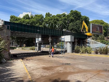 Renuevan un puente ferroviario sobre la avenida Elcano: los camiones solían chocarlo.