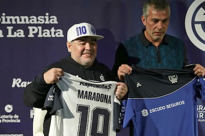 Gabriel Pellegrino, presidente de Gimnasia que hoy renunció, durante la presentación de Diego Maradona como entrenador del Lobo.