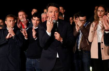 Renzi se dirige a sus seguidores del Partido Democrático tras el triunfo