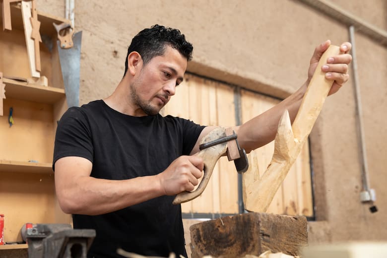 Muebles del monte al mundo: el artesano de Santiago del Estero que exporta piezas únicas desde un paraje rural