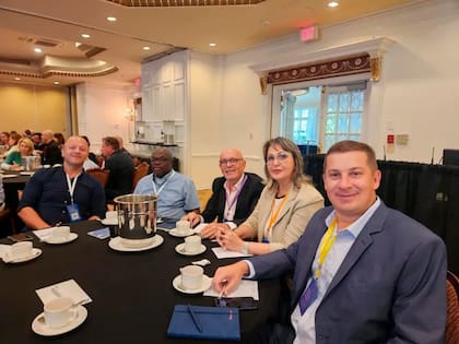 Renzo Klimiuk (primero de la izquierda) en la Convención de Té de los Estados Unidos del 2024. Su firma también exporta a mercados como Rusia, Polonia y países de Medio Oriente